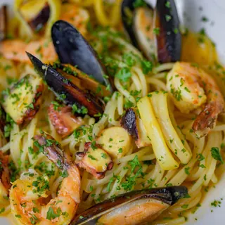 Pasta with mussels, prawns and parsley