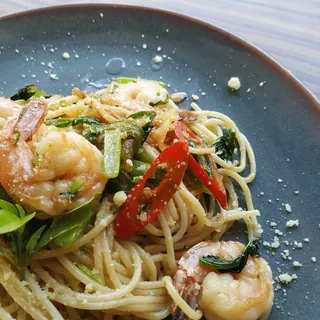 Spaghetti with prawns, red chilli and greens
